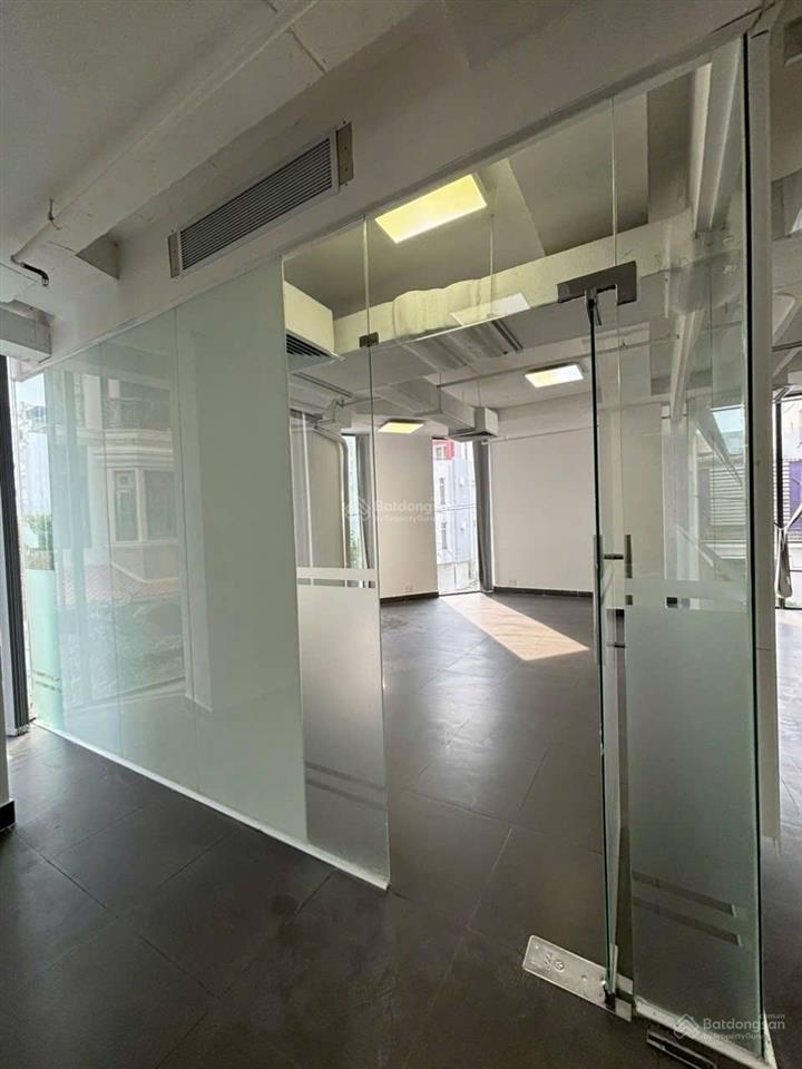 Văn phòng mặt tiền đường cửu long, dt 360m2 sàn. trống suốt. sàn trống bàn giao ngay.