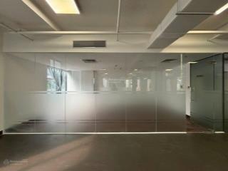 Văn phòng mặt tiền đường cửu long, dt 360m2 sàn. trống suốt. sàn trống bàn giao ngay.