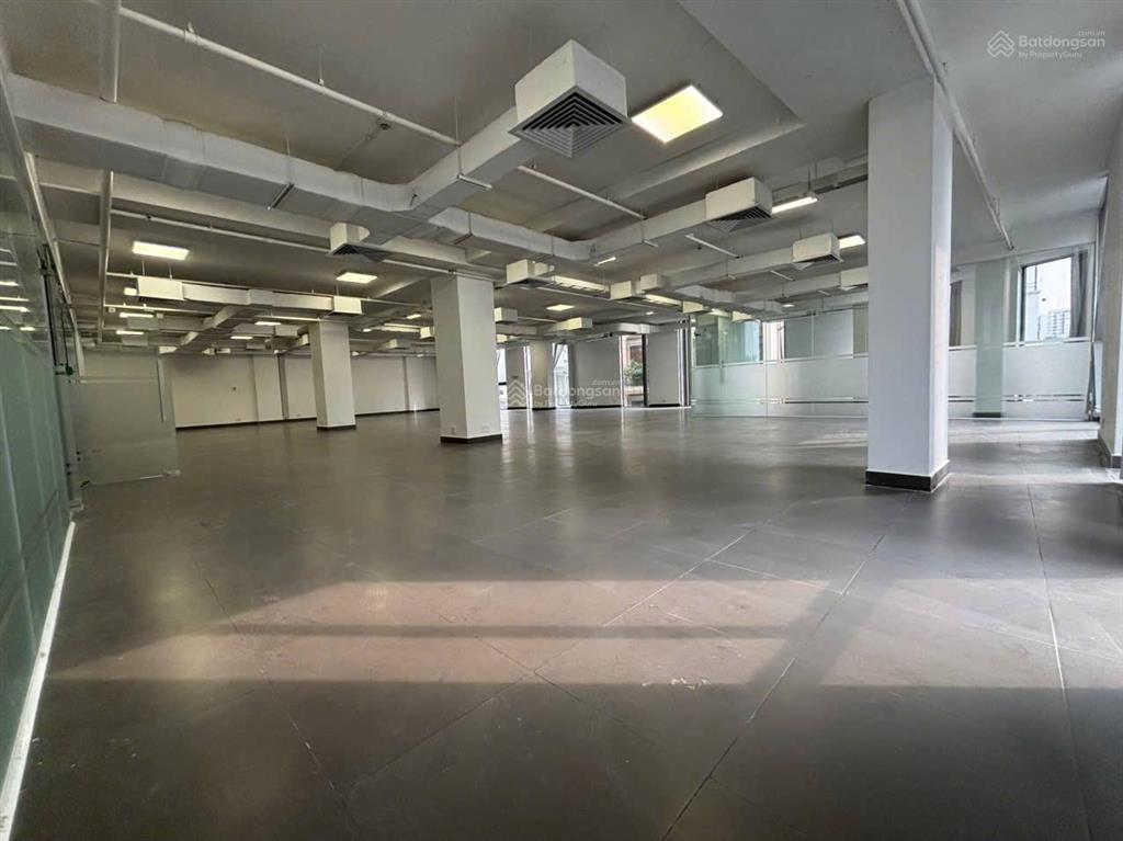 Văn phòng mặt tiền đường cửu long, dt 360m2 sàn. trống suốt. sàn trống bàn giao ngay.