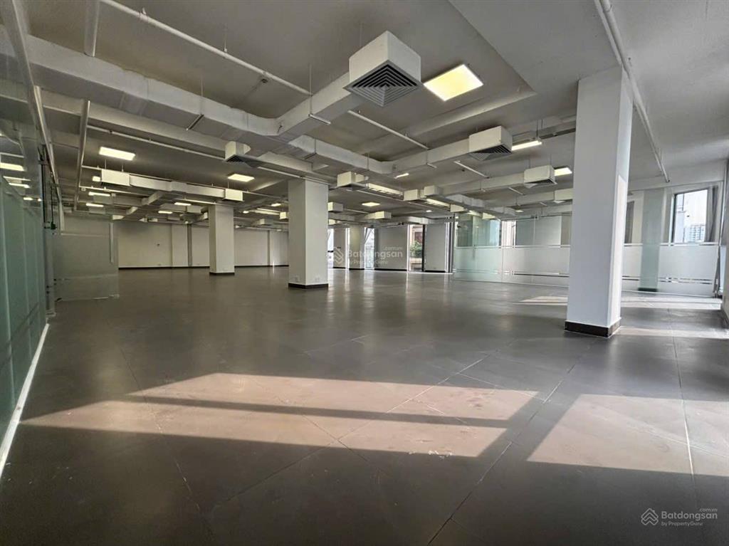 Văn phòng mặt tiền đường cửu long, dt 360m2 sàn. trống suốt. sàn trống bàn giao ngay.