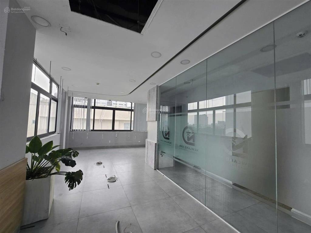 Văn phòng đường hoàng văn thụ, diện tích 140m2 lầu 5 ngăn sẵn 3 phòng
