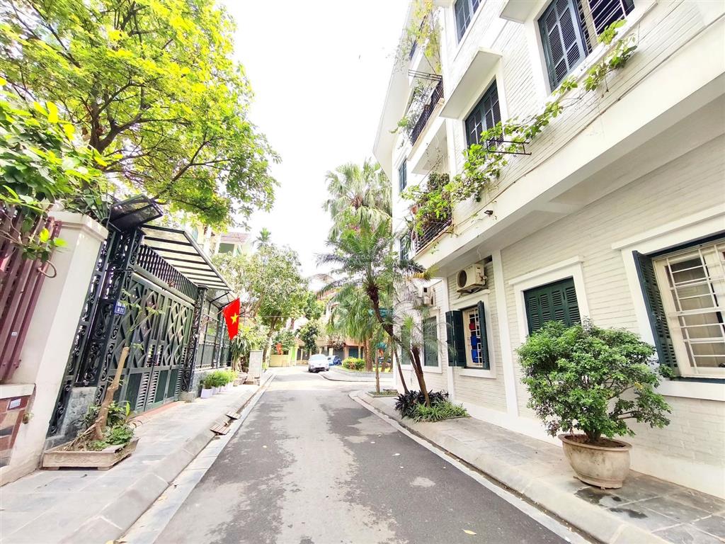 Biệt thự kiểu pháp, 50 tỷ cho 150m2x4 tầng, kdt đáng sống bậc nhất hn, yên tĩnh, trong lành,uy nghi