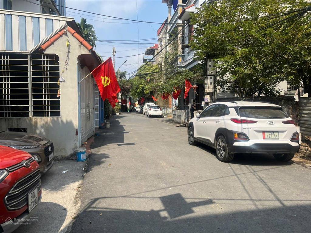 Bán đất tặng nhà 5 phòng cho thuê, dòng tiền 60 triệu/năm, trung tâm chương mỹ dt 110m² mt 4,6m