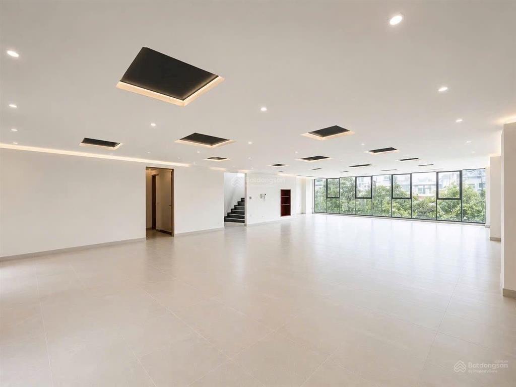 Bán gấp mặt phố dương đình nghệ, vành đai 2.5 giá 135 tỷ 170m2 xây 12 tầng vỉa hè rộng 10m