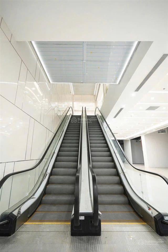 Chính chủ cho thuê vp hạng a rox tower goldmark 136 hồ tùng mậu 178m2, đông nam view công viên