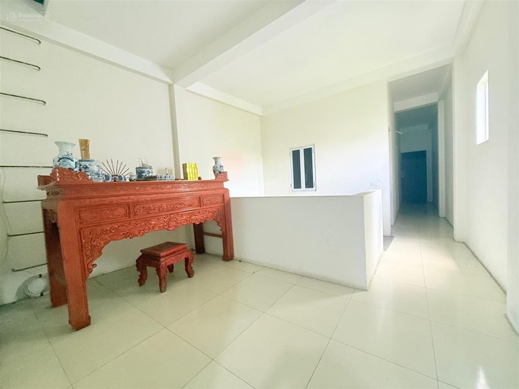 Nhỉnh 2 tỷ sẵn nhà ở ngay! căn nhà 2 tầng 4 phòng ngủ, sổ 77/130m2, hướng nam gần kcn nội bài