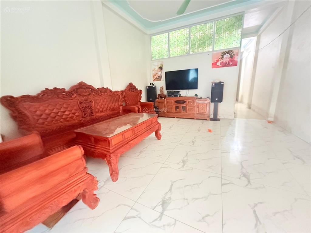Nhỉnh 2 tỷ sẵn nhà ở ngay! căn nhà 2 tầng 4 phòng ngủ, sổ 77/130m2, hướng nam gần kcn nội bài