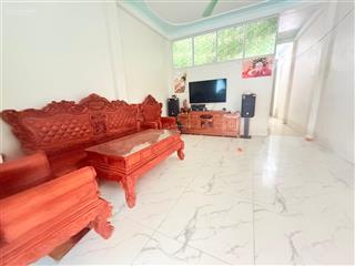 Nhỉnh 2 tỷ sẵn nhà ở ngay! căn nhà 2 tầng 4 phòng ngủ, sổ 77/130m2, hướng nam gần kcn nội bài
