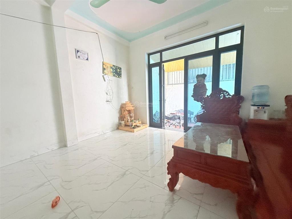 Nhỉnh 2 tỷ sẵn nhà ở ngay! căn nhà 2 tầng 4 phòng ngủ, sổ 77/130m2, hướng nam gần kcn nội bài