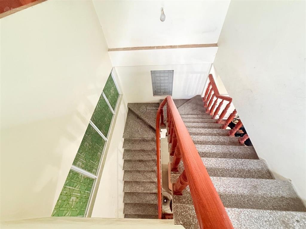 Nhỉnh 2 tỷ sẵn nhà ở ngay! căn nhà 2 tầng 4 phòng ngủ, sổ 77/130m2, hướng nam gần kcn nội bài