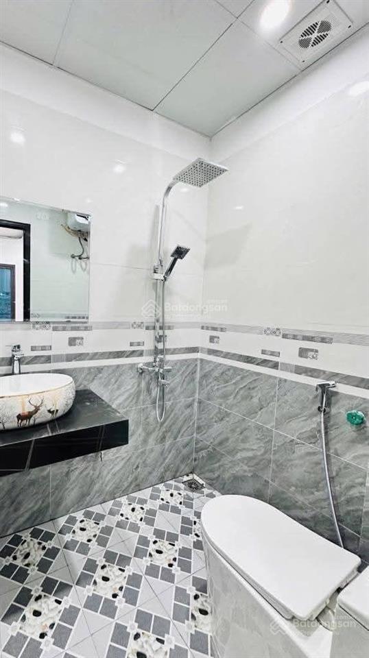5 tầng, nhà mới, ở ngay 2 mặt ngõ trước sau sân để 50 xe máy  thương lượng cực tốt. xem nhà 24/7