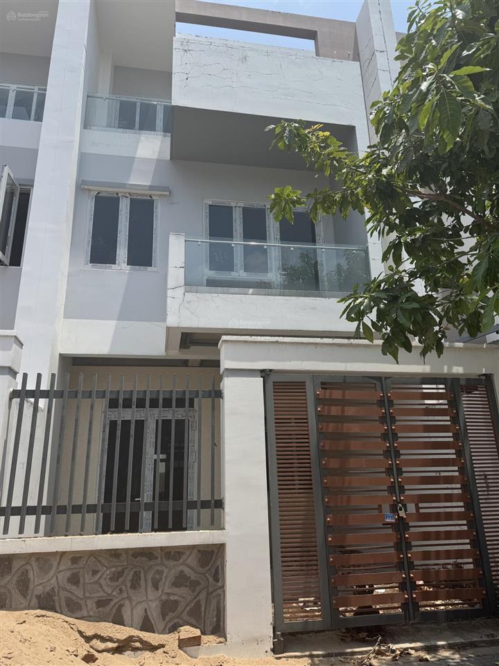 Bán nhà baria city gate  vị trí trung tâm tp. bà rịa sổ hồng hoàn công
dt sàn 301mv 1trệt 2 lầu