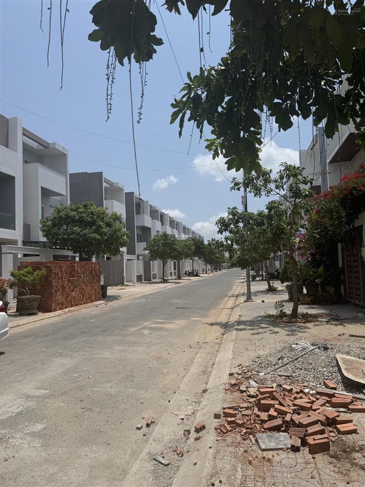 Bán nhà baria city gate  vị trí trung tâm tp. bà rịa sổ hồng hoàn công
dt sàn 301mv 1trệt 2 lầu