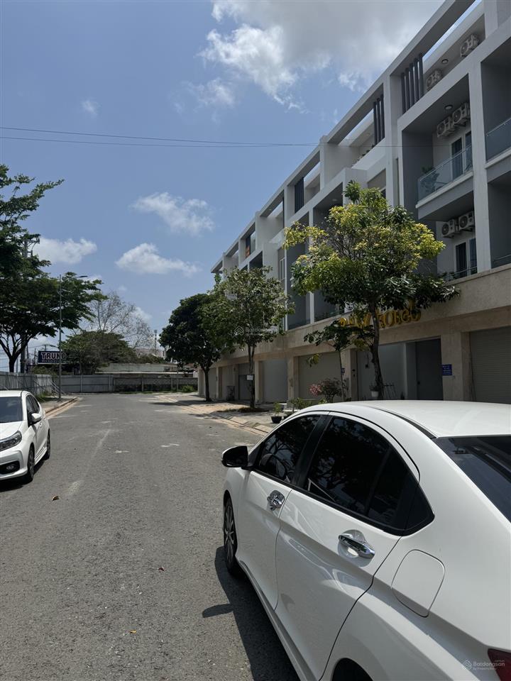 Bán nhà baria city gate  vị trí trung tâm tp. bà rịa sổ hồng hoàn công
dt sàn 301mv 1trệt 2 lầu
