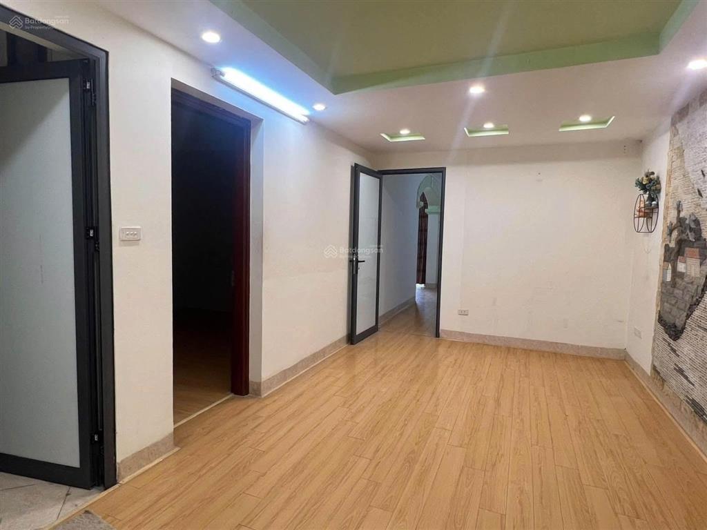 Cho thuê nhà riêng hoàng quốc việt 65m x 5t ô tô vào nhà, nhà mới đầy đủ nội thất.