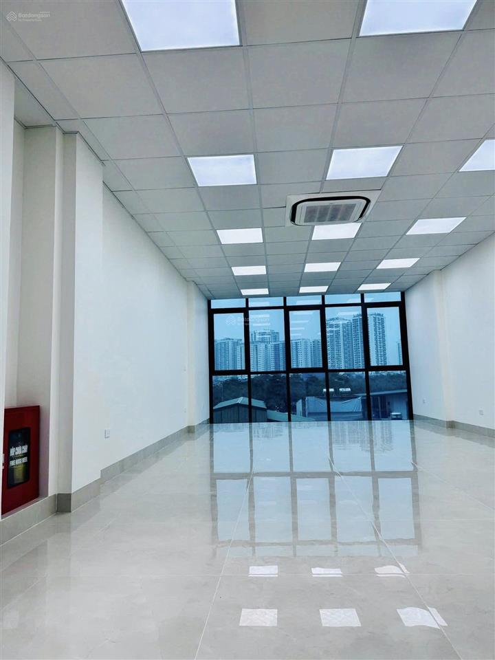 Cho thuê nhà riêng hoàng quốc việt 65m x 5t ô tô vào nhà, nhà mới đầy đủ nội thất.