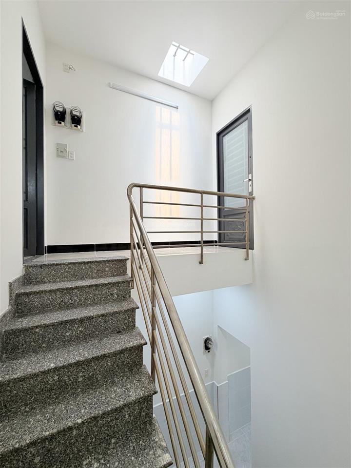 Có dòng tiền 40 triệu / tháng  cạnh quận 3  lê văn sỹ, phú nhuận  82m2 (4 x 20)  6 phòng