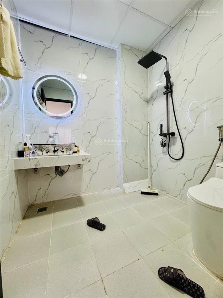 Rẻ quá, trần quốc vượng, lô góc 3 thoáng, dân xây chắc chắn, gần 10 trường đại học lớn, 42m2*5t