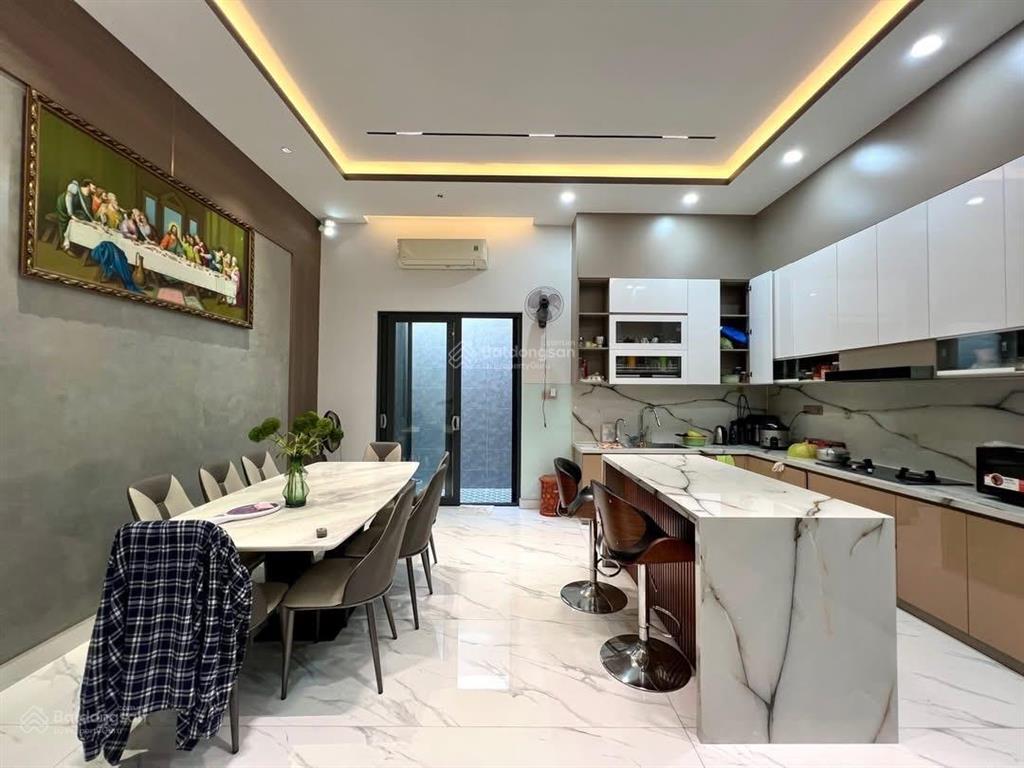 **bán nhà hẻm cách mạng tháng 8, phường 7 tân bình (4x18m) 2 lầu dòng tiền
