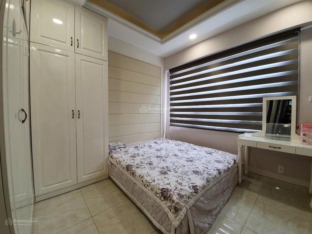 Cần bán căn 2pn/2wc tầng trung view thoáng, nội thất đầy đủ, giá 5.850 tỷ the botanica