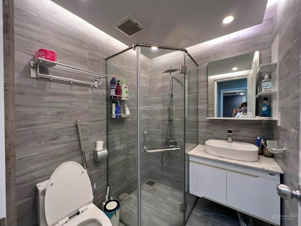 Ở ngay căn góc 2pn/2wc tầng cao view thoáng, đầy đủ nội thất giá 17tr  the botanica