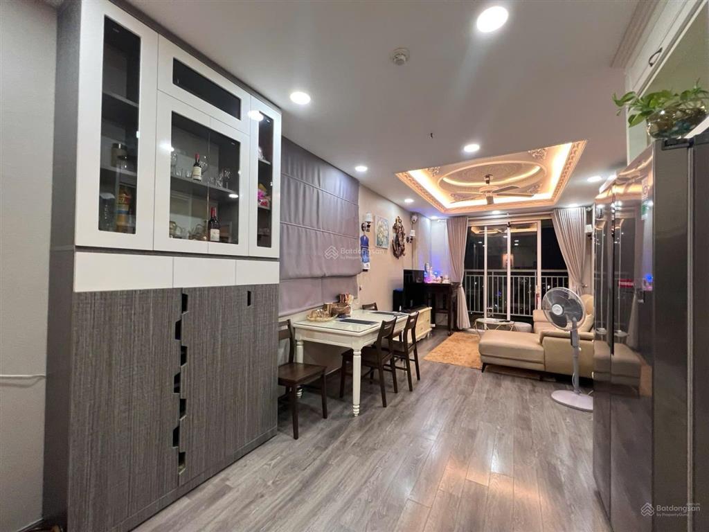 Ở ngay căn góc 2pn/2wc tầng cao view thoáng, đầy đủ nội thất giá 17tr  the botanica