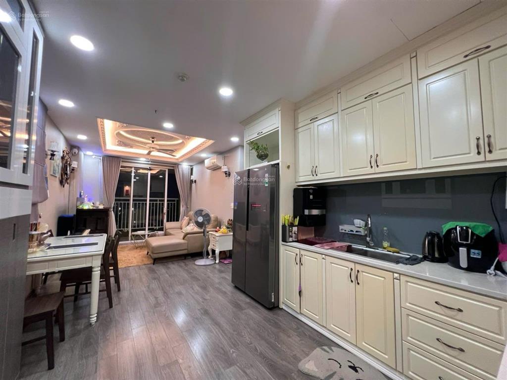 Ở ngay căn góc 2pn/2wc tầng cao view thoáng, đầy đủ nội thất giá 17tr  the botanica