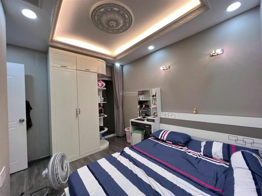 Ở ngay căn góc 2pn/2wc tầng cao view thoáng, đầy đủ nội thất giá 17tr  the botanica