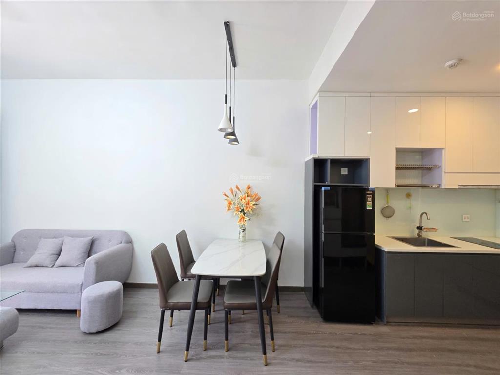 Căn hộ cao cấp 2pn. 1wc đầy đủ nội thất, có ban công view thoáng golden mansion