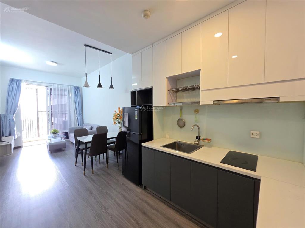 Căn hộ cao cấp 2pn. 1wc đầy đủ nội thất, có ban công view thoáng golden mansion