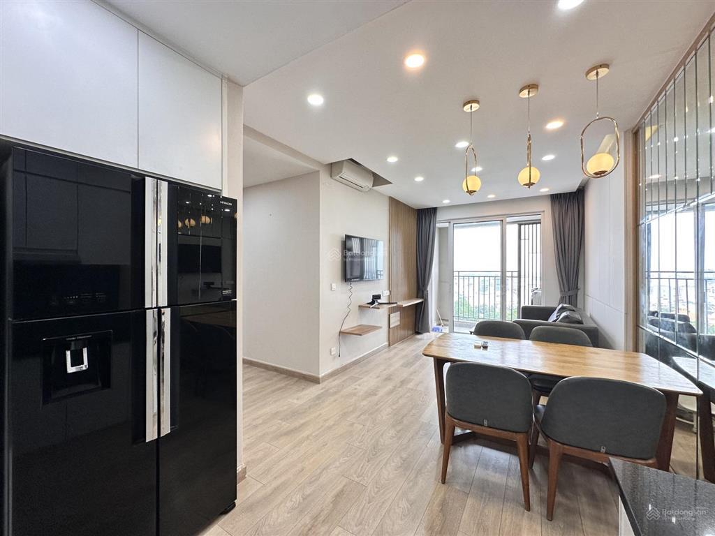 Cho thuê căn 2pn/2wc 75m2 đầy đủ nội thất có ban công. 2pn có cửa sổ thoáng mát  golden mansion