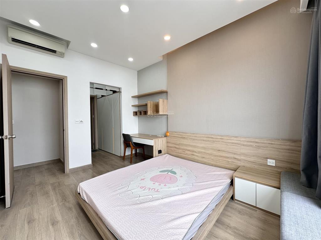 Cho thuê căn 2pn/2wc 75m2 đầy đủ nội thất có ban công. 2pn có cửa sổ thoáng mát  golden mansion