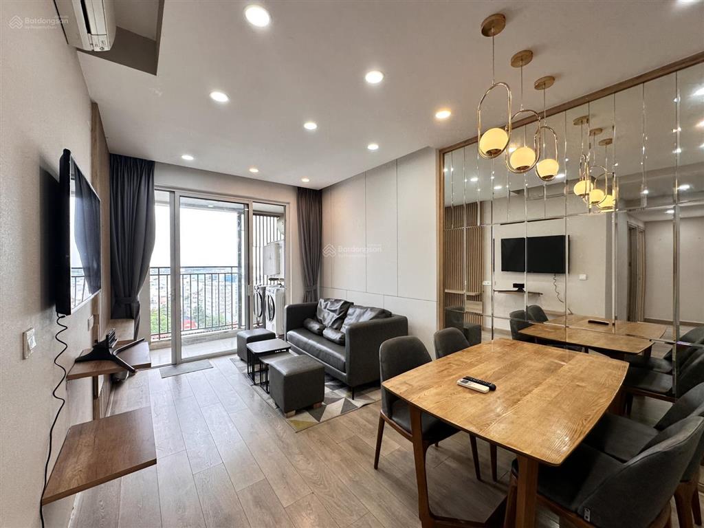Cho thuê căn 2pn/2wc 75m2 đầy đủ nội thất có ban công. 2pn có cửa sổ thoáng mát  golden mansion