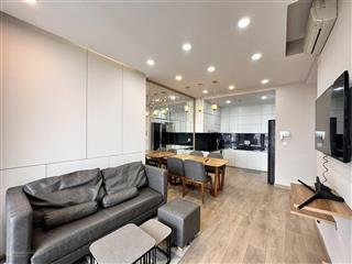 Cho thuê căn 2pn/2wc 75m2 đầy đủ nội thất có ban công. 2pn có cửa sổ thoáng mát  golden mansion