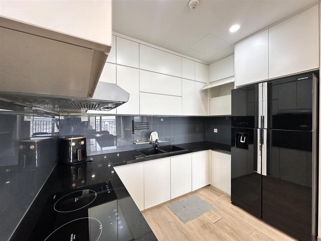 Cho thuê căn 2pn/2wc 75m2 đầy đủ nội thất có ban công. 2pn có cửa sổ thoáng mát  golden mansion
