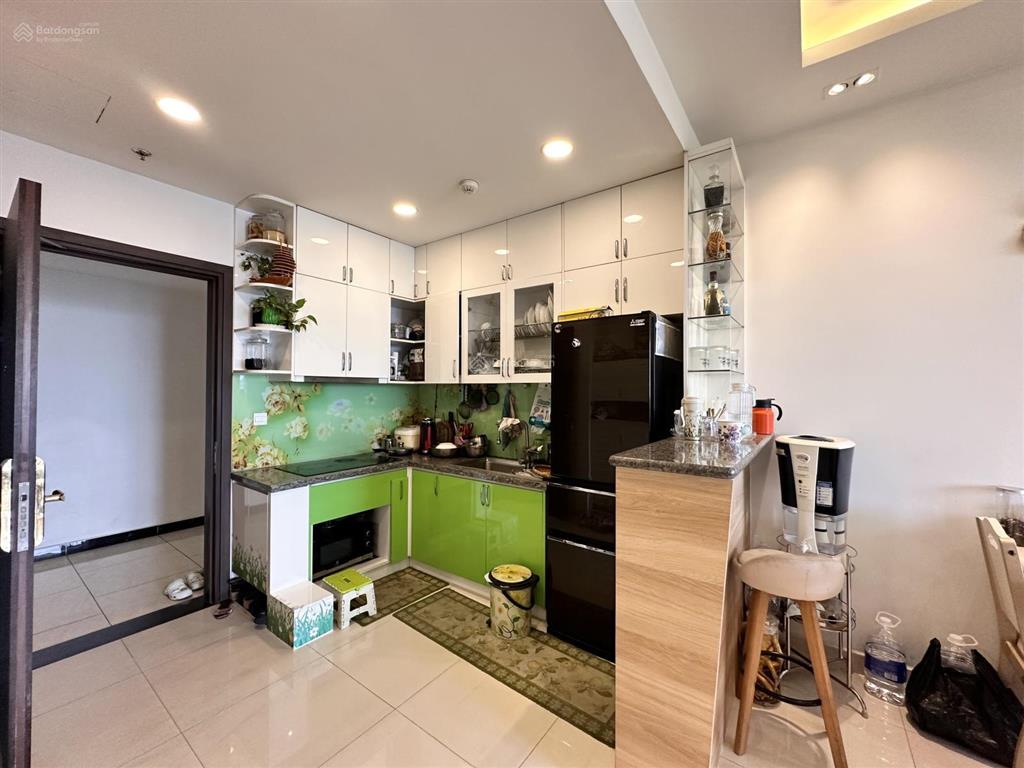 Cần bán nhanh căn 2pn/2wc nội thất y hình, chủ ở còn mới đẹp, sạch sẽ, k chắn view  golden mansion
