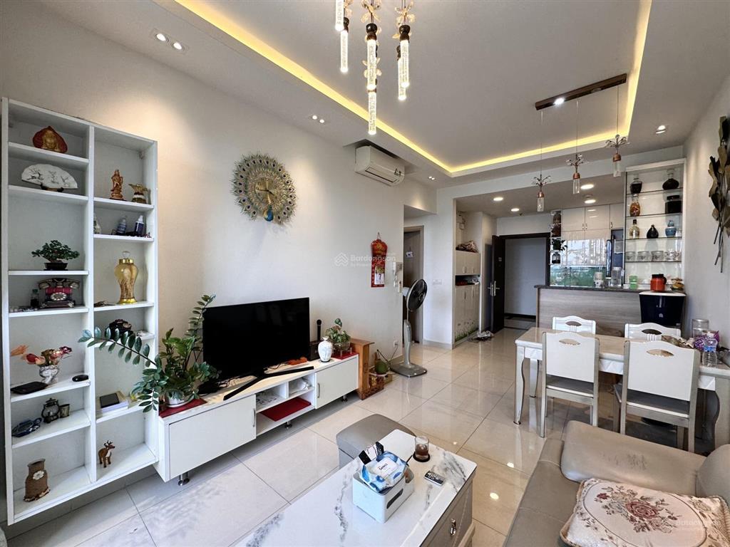 Cần bán nhanh căn 2pn/2wc nội thất y hình, chủ ở còn mới đẹp, sạch sẽ, k chắn view  golden mansion