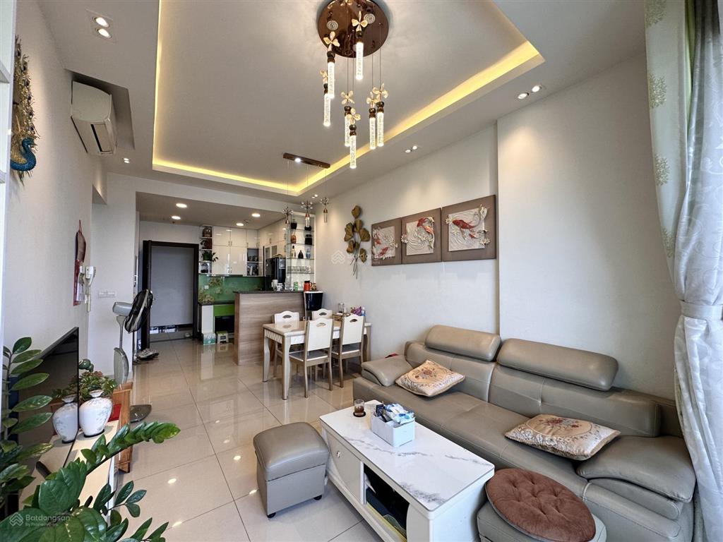 Cần bán nhanh căn 2pn/2wc nội thất y hình, chủ ở còn mới đẹp, sạch sẽ, k chắn view  golden mansion