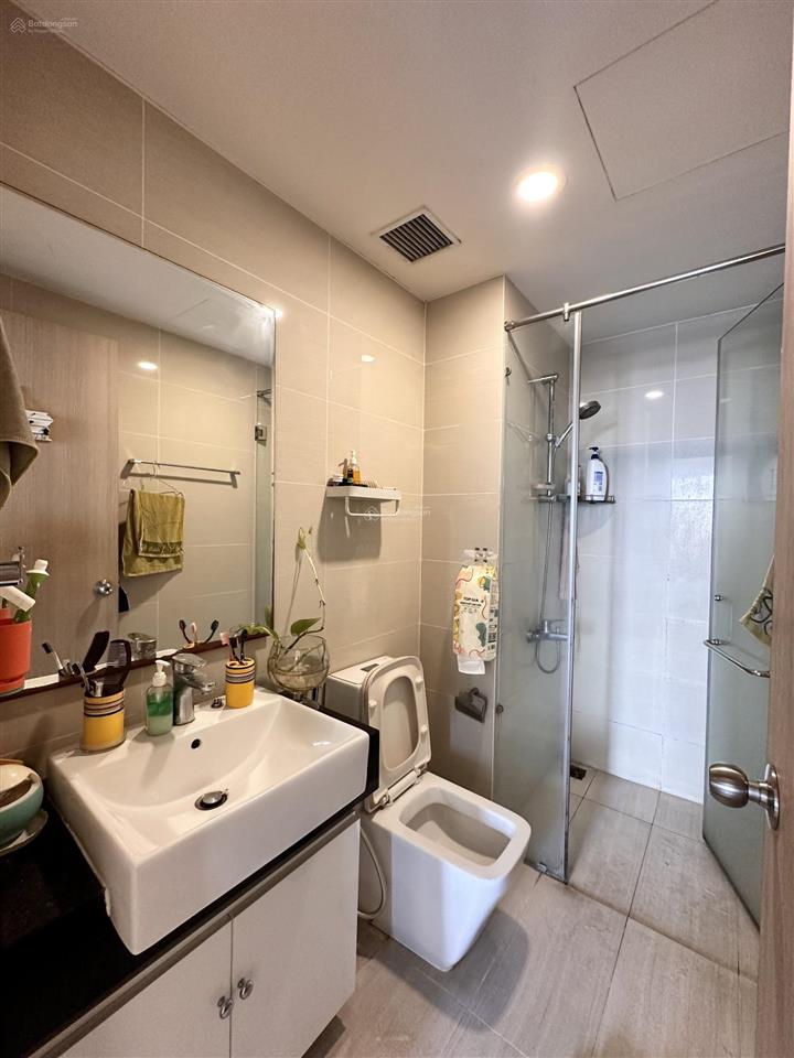 Cần bán nhanh căn 2pn/2wc nội thất y hình, chủ ở còn mới đẹp, sạch sẽ, k chắn view  golden mansion