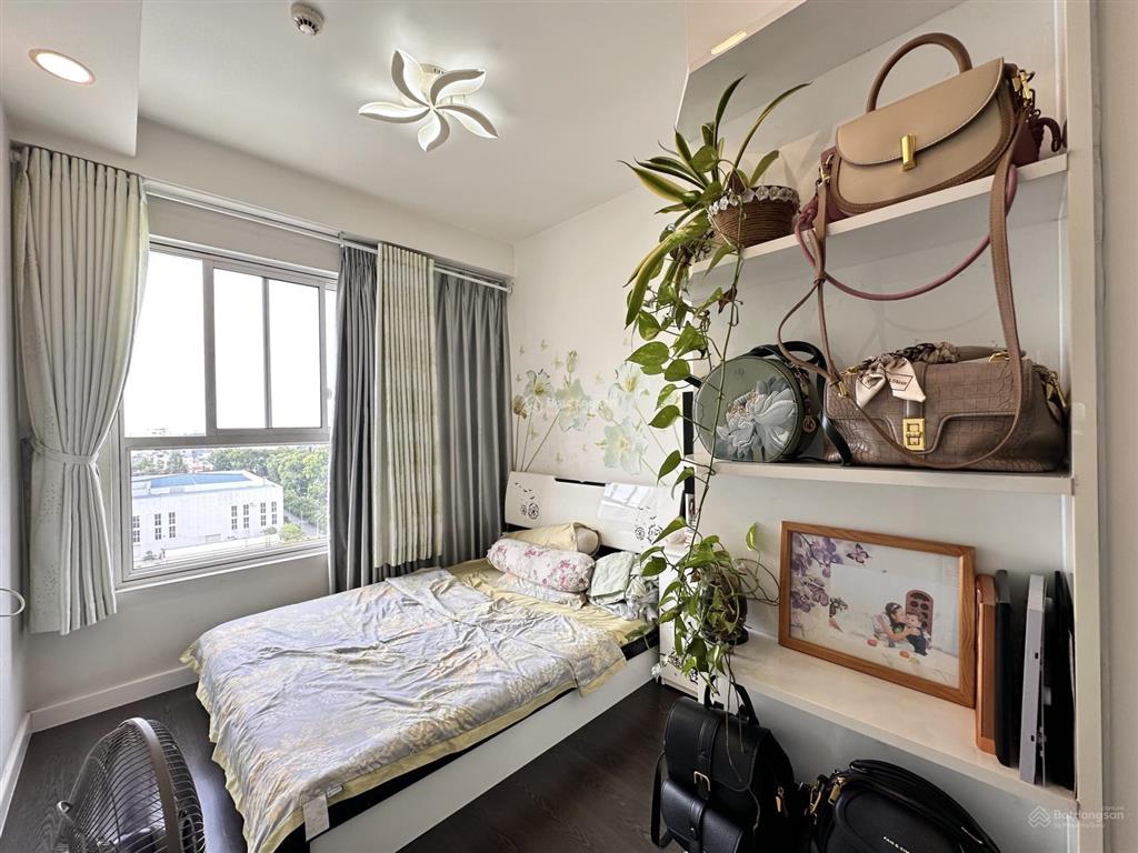 Cần bán nhanh căn 2pn/2wc nội thất y hình, chủ ở còn mới đẹp, sạch sẽ, k chắn view  golden mansion