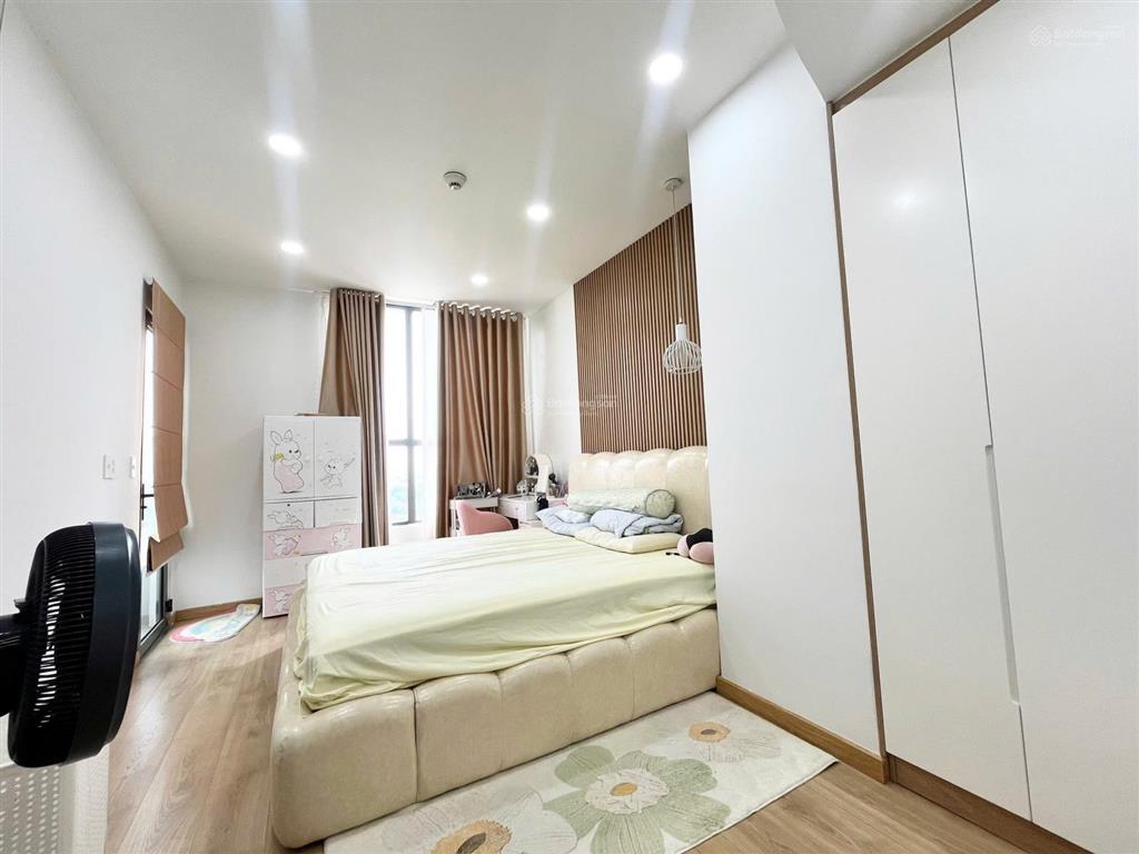 Bán căn sổ hồng 2pn view toàn cv gia định, nội thất mới 95% toà garden gate thương lượng