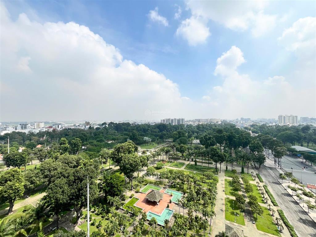 Bán căn sổ hồng 2pn view toàn cv gia định, nội thất mới 95% toà garden gate thương lượng