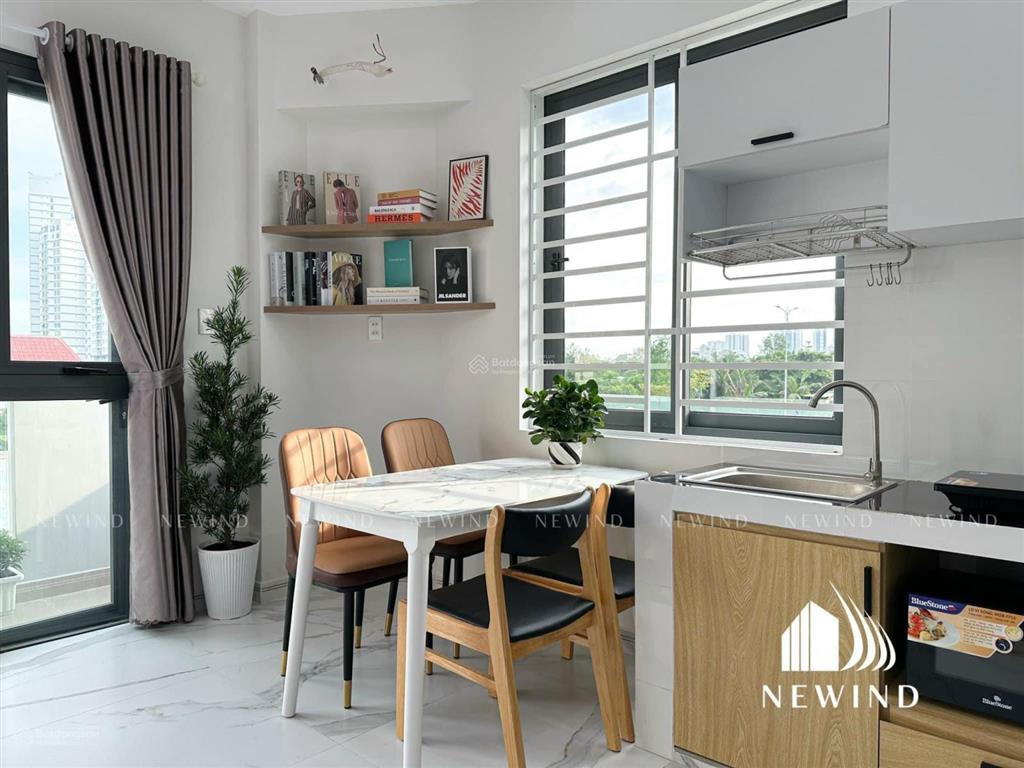Cho thuê phòng đẹp, ban công ngay gần cầu lê văn sỹ quận 3, an ninh, thoáng đẹp