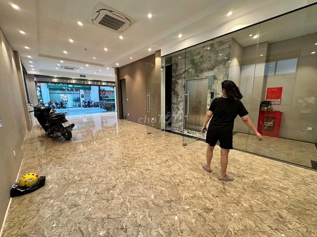 Cho thuê sàn văn phòng 90 m2, đã ngăn phòng và có sẵn nội thất