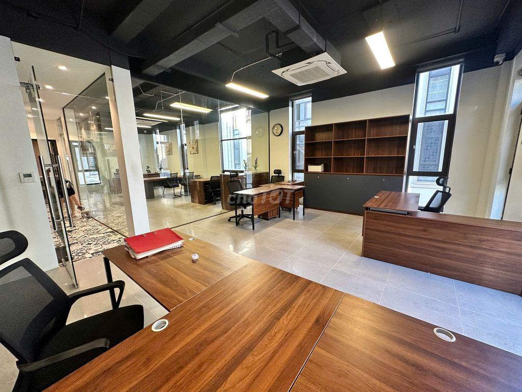 Cho thuê sàn văn phòng 90 m2, đã ngăn phòng và có sẵn nội thất