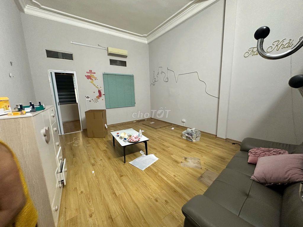 Cho thuê nhà riêng Nguyễn Trãi , 70 m2 x 3 tầng, oto đỗ cửa