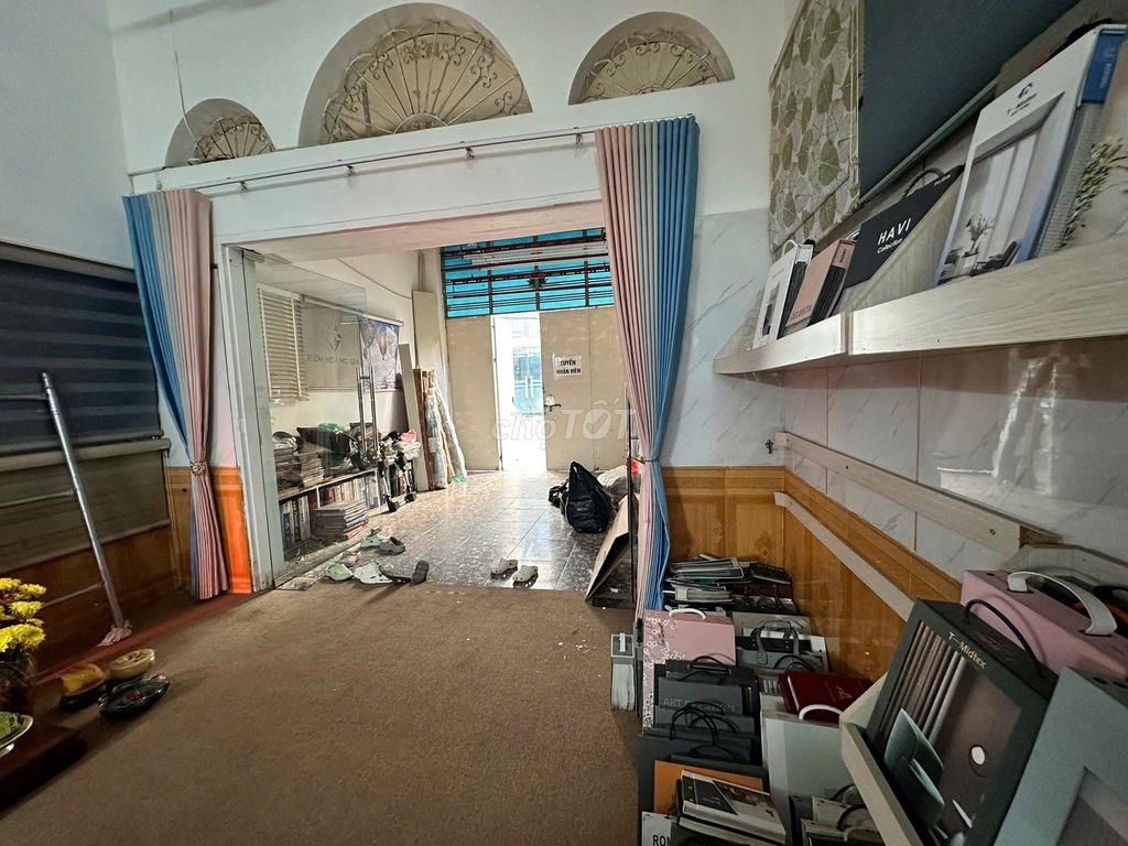 Cho thuê nhà riêng Nguyễn Trãi , 70 m2 x 3 tầng, oto đỗ cửa