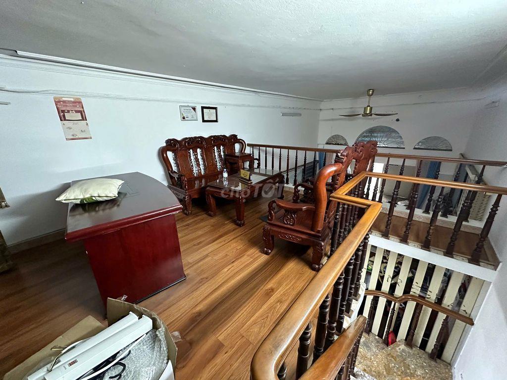 Cho thuê nhà riêng Nguyễn Trãi , 70 m2 x 3 tầng, oto đỗ cửa