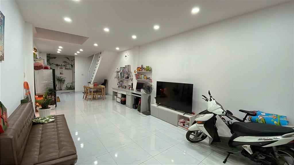 Bán nhà đúc 2 mê, đường nhựa 13m, nhà đẹp vào ở ngay. Cách ga Nha Trang 10p