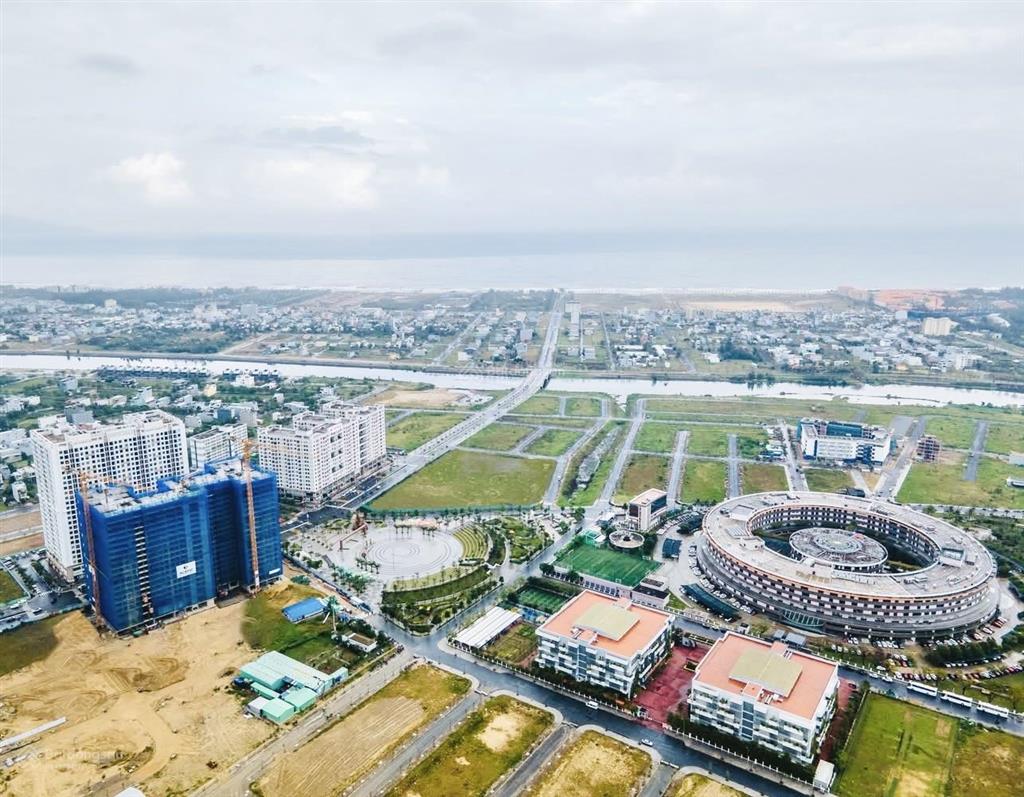 Fpt plaza 2 căn 2pn ít nội thất  tầng cao. giá 2,79 tỷ. sẵn sổ đỏ công chứng